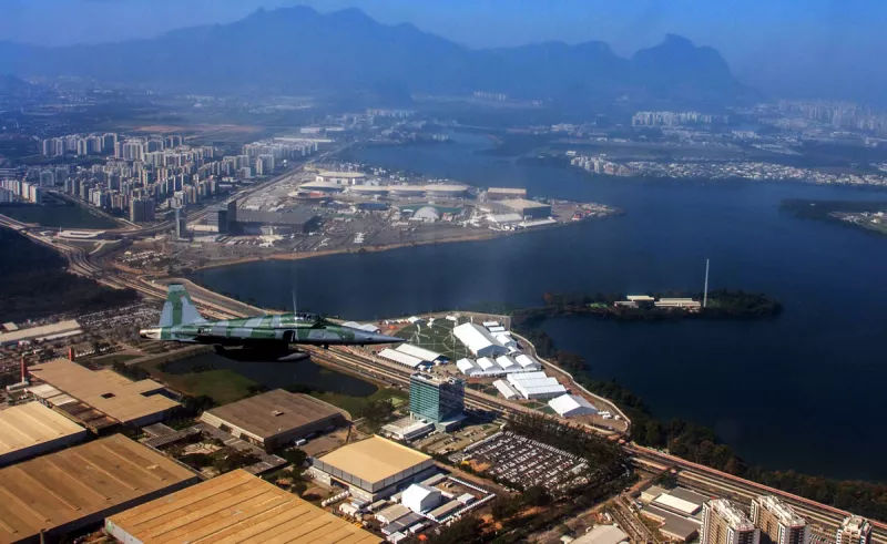 Un avión sobrevuela la ciudad donde se realizarán los Juegos Olímpicos.