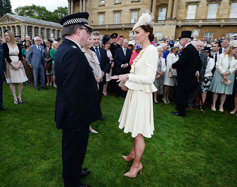 El coatdress con olanes es de Alexander McQueen.