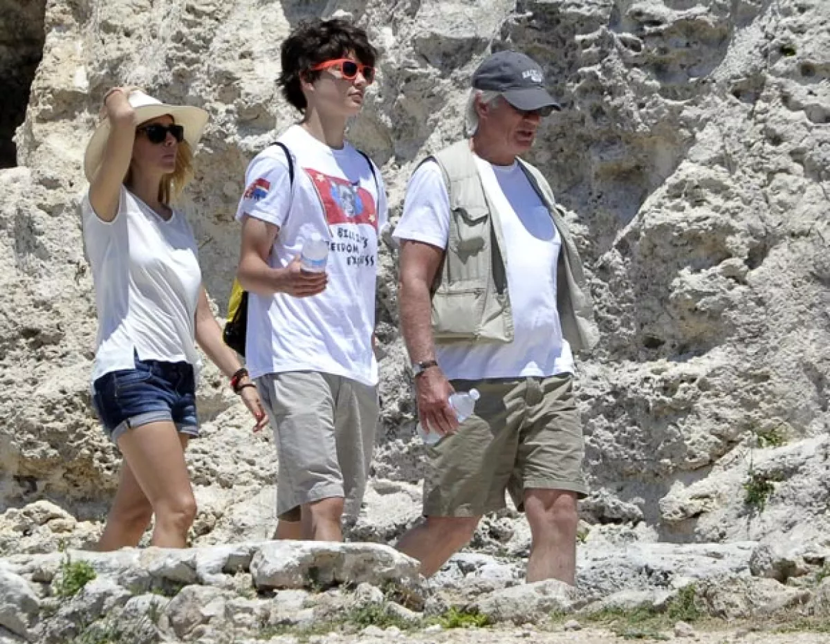 En su paso por Italia, la pareja disfrutó de las ruinas de Siracusa en Italia, donde también estuvieron acopañados por el hijo del actor, Homer, de 15 años.