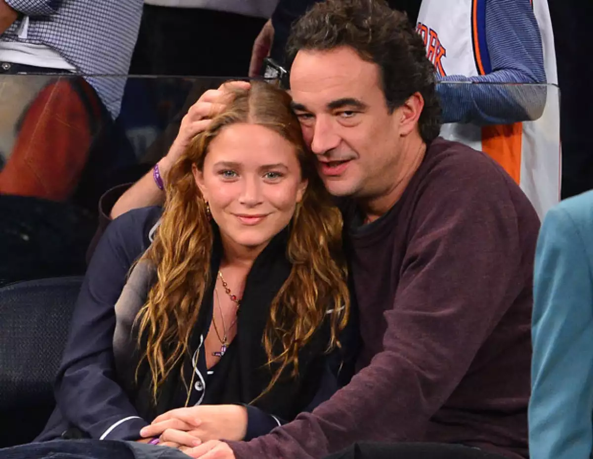 Se dice que la actriz y diseñadora argumentó a su novio, Olivier Sarkozy, que aún no se siente preparadapara formar un hogar.