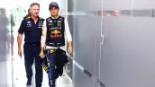 Foto de Checo Pérez y Christian Horner caminando juntos con gesto serio.