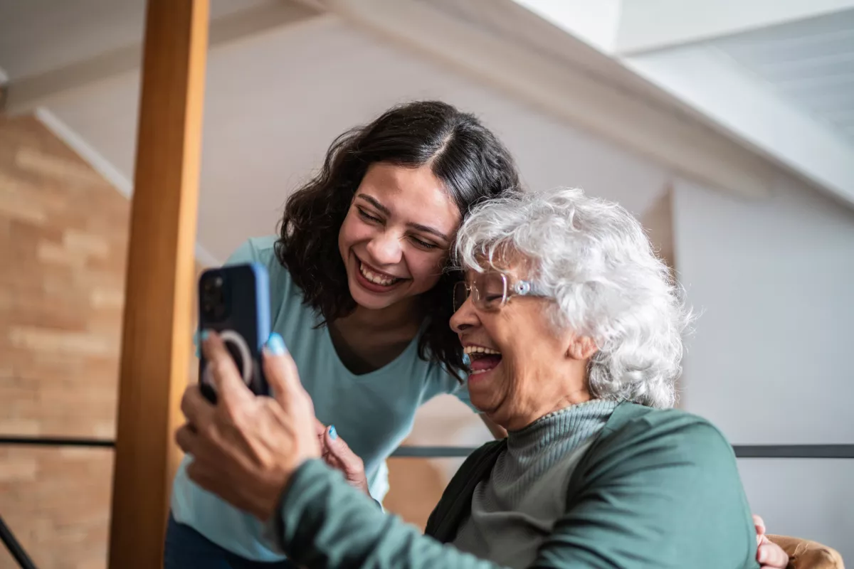  Carefluencers: ¿Cómo visibilizan el cuidado de adultos mayores en redes sociales?