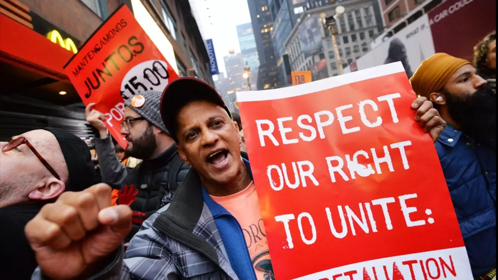 trabajadores en el mcdonalds de time square