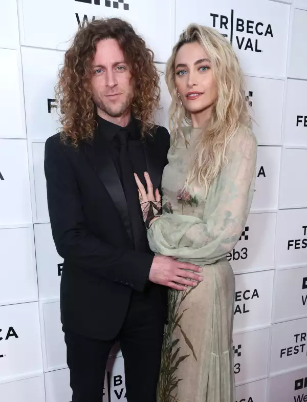Justin Long y Paris Jackson 