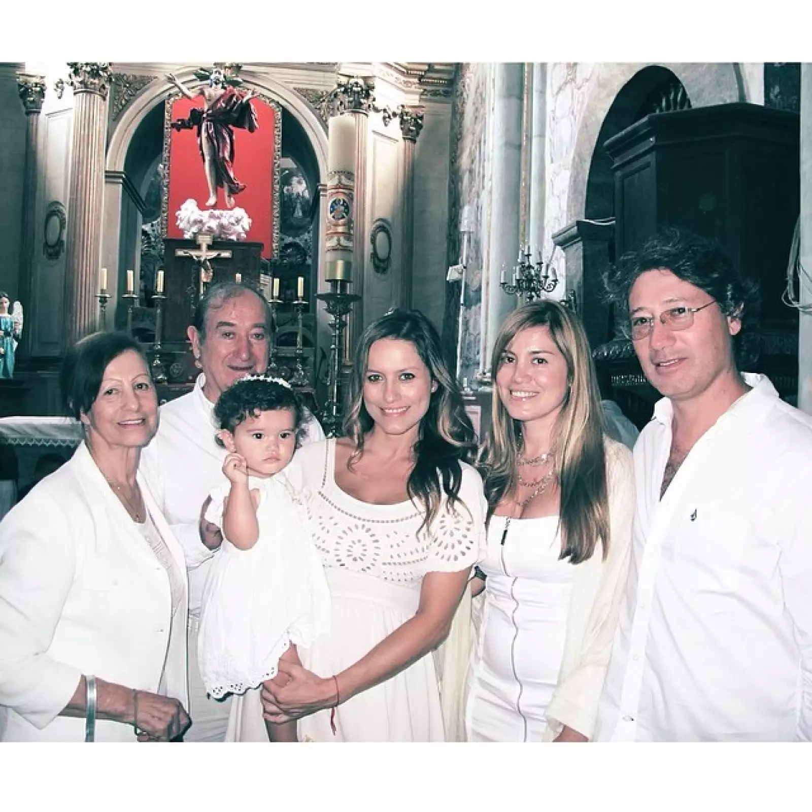 Toda la familia de Lola viajó para la importante celebración, aquí, Lola junto a sus papás y sus hermanos.
