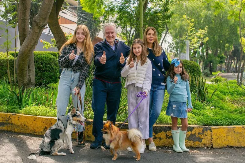 Constanza, Santiago Creel, Paulina Velasco, y sus hijas, Paulina y Miranda Creel Velasco.