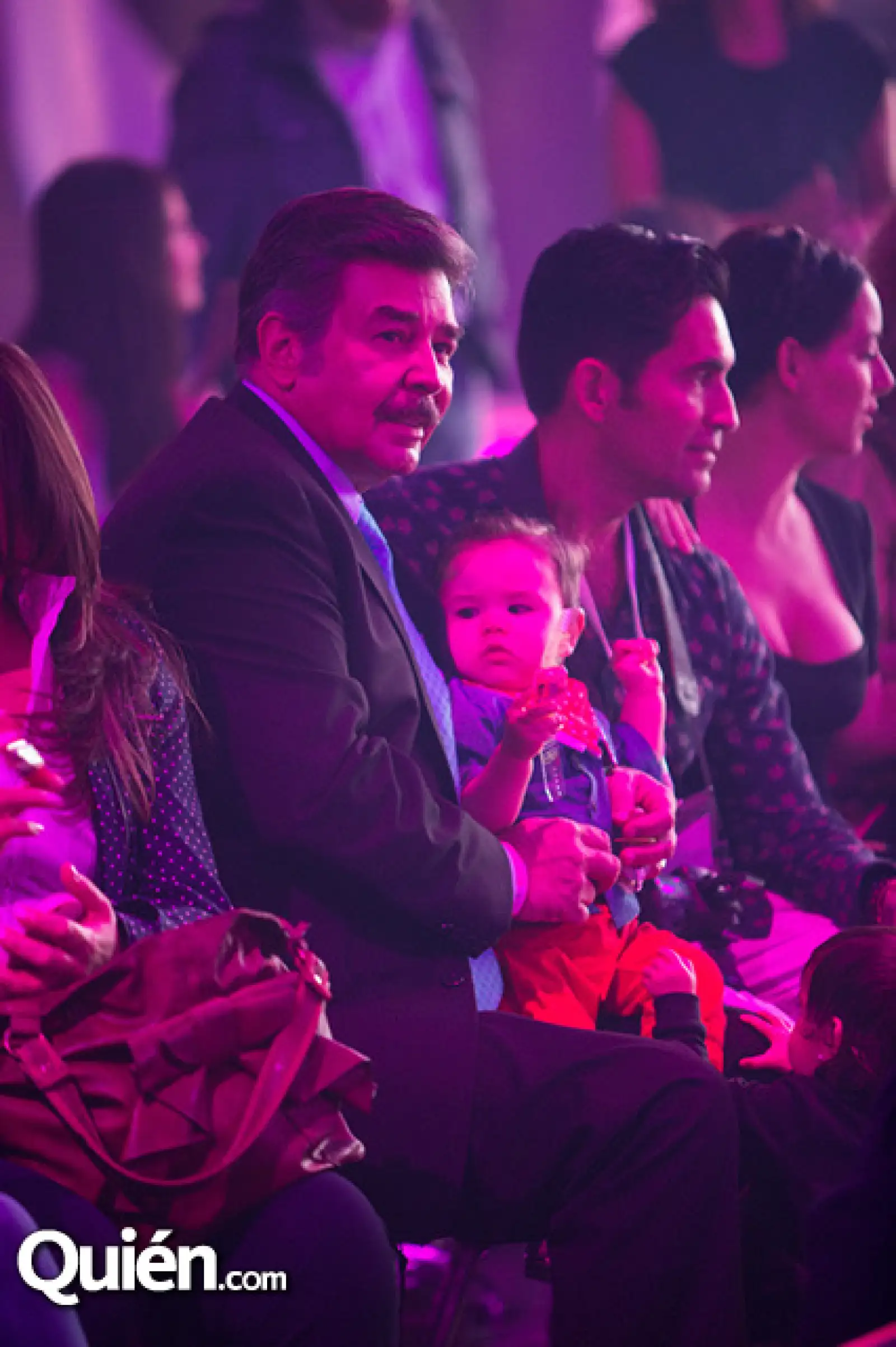 Jorge Ortiz de Pinedo y Eamonn Sean Kneeland,Claudia Lizaldi,Erika Buenfil