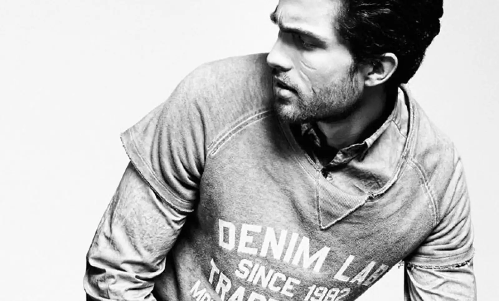 Si creías que la combinación entre camisa y playera ya no podía funcionar, te sugerimos pensarlo dos veces y apreciar esta vestimenta.