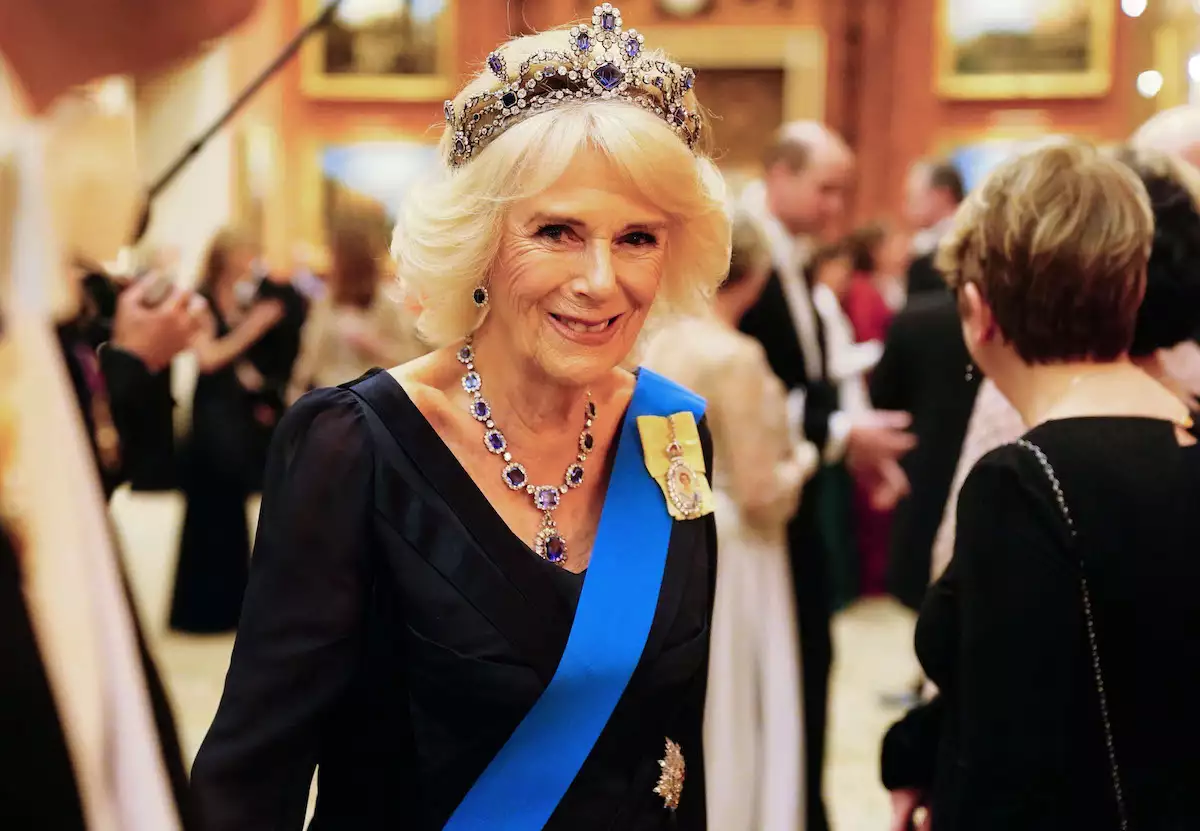 La reina Camila usando ua tiara y collar de la Corona Real Británica. 