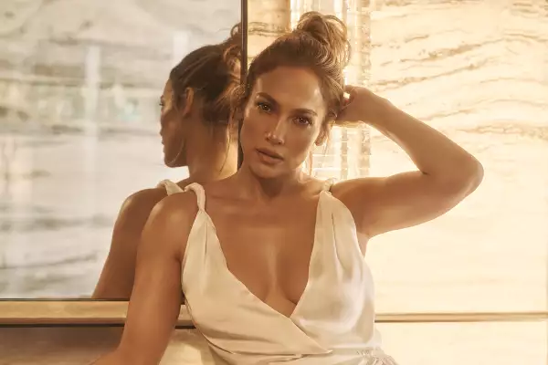 Jennifer Lopez luce en su piel ese glow de JLo beauty