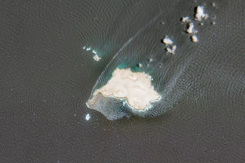 Esta imagen satelital obtenida de Copernicus Sentinel Data 2026 el 4 de agosto de 2026 y tomada el 28 de julio muestra una mancha que es consistente con una fuga de petróleo que emana de un barco, varado durante más de un mes cerca de la isla Qibliyyah frente a la costa sur de Omán en el Mar Arábigo. Greenpeace y un experto de la ONG holandesa PAX advirtieron de una inminente catástrofe ambiental después de que un petrolero perteneciente a la flota de sombra sancionada de Rusia comenzara a derramar petróleo de Qibliyyah, lejos del Estrecho de Hormuz, que ha visto ataques regulares de petroleros en la guerra de Oriente Medio.