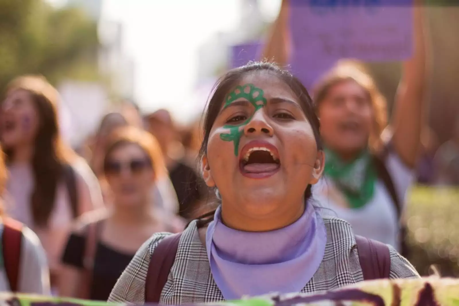CIUDAD DE MÉXICO, 08MARZO2019.- Con motivo del Día Internacional de la Mujer, miles de mujeres marcharon de la glorieta del Ángel de la Independencia al Zócalo capitalino para exigir el cese a las agresiones contra las mujeres, así como los feminicidios. Las inconformes gritaron consignas y mostraron pancartas con la leyenda “se va caer”, refiriéndose al estado patriarcal del cual son víctimas, afirmaron. Asimismo, se condenó la no despenalización al aborto y la recién aprobada reforma en el estado de Monterrey que dictamina al mismo como un delito. 
FOTO: GALO CAÑAS /CUARTOSCURO.COM
