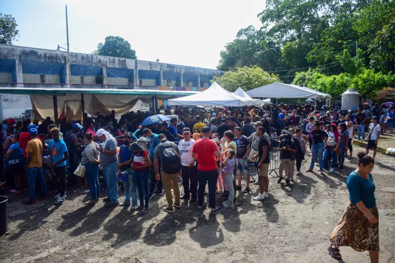 Son cientos de migrantes que se congregan desde tempranas horas en las oficinas de la Comisión Mexicana de Ayuda a Refugiados para solicitar refugio en nuestro país.