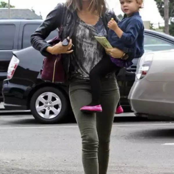 Jessica Alba tampoco se separa de su hija Honor Marie, y está preparada tanto para asistir a fiestas infantiles como para presentarse muy sexy en las premieres de sus películas.