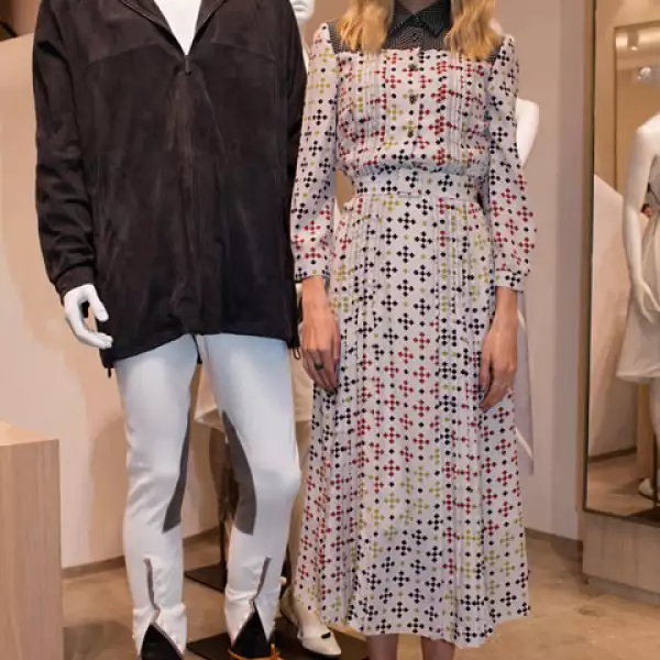 Isabel Lucas utilizando un vestido de la marca y celebrando la apertura de la nueva maison.