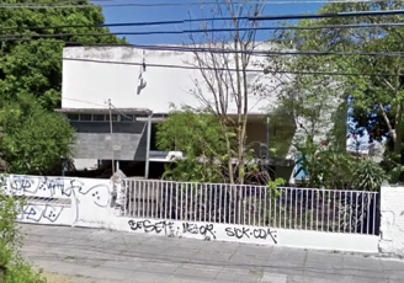 La finca tenía rasgos de funcionalismo y elementos como planta  libre, levantado sobre pilotes, ventanas horizontales y mosaicos de barro vidriado. (Foto: Cortesía Dirección de Patrimonio Artístico e Histórico de Jalisco)