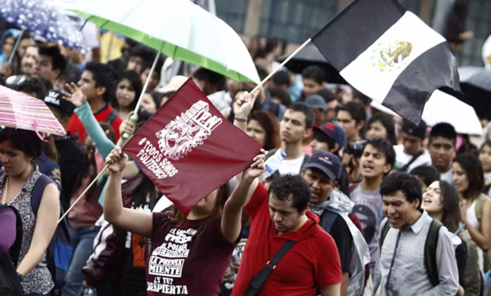 Un grupo de alumnos del IPN caminó junto con el Comité 68, estudiantes de otras universidades y organizaciones civiles desde la Plaza de las Tres Culturas, en Tlatelolco, rumbo al Zócalo.