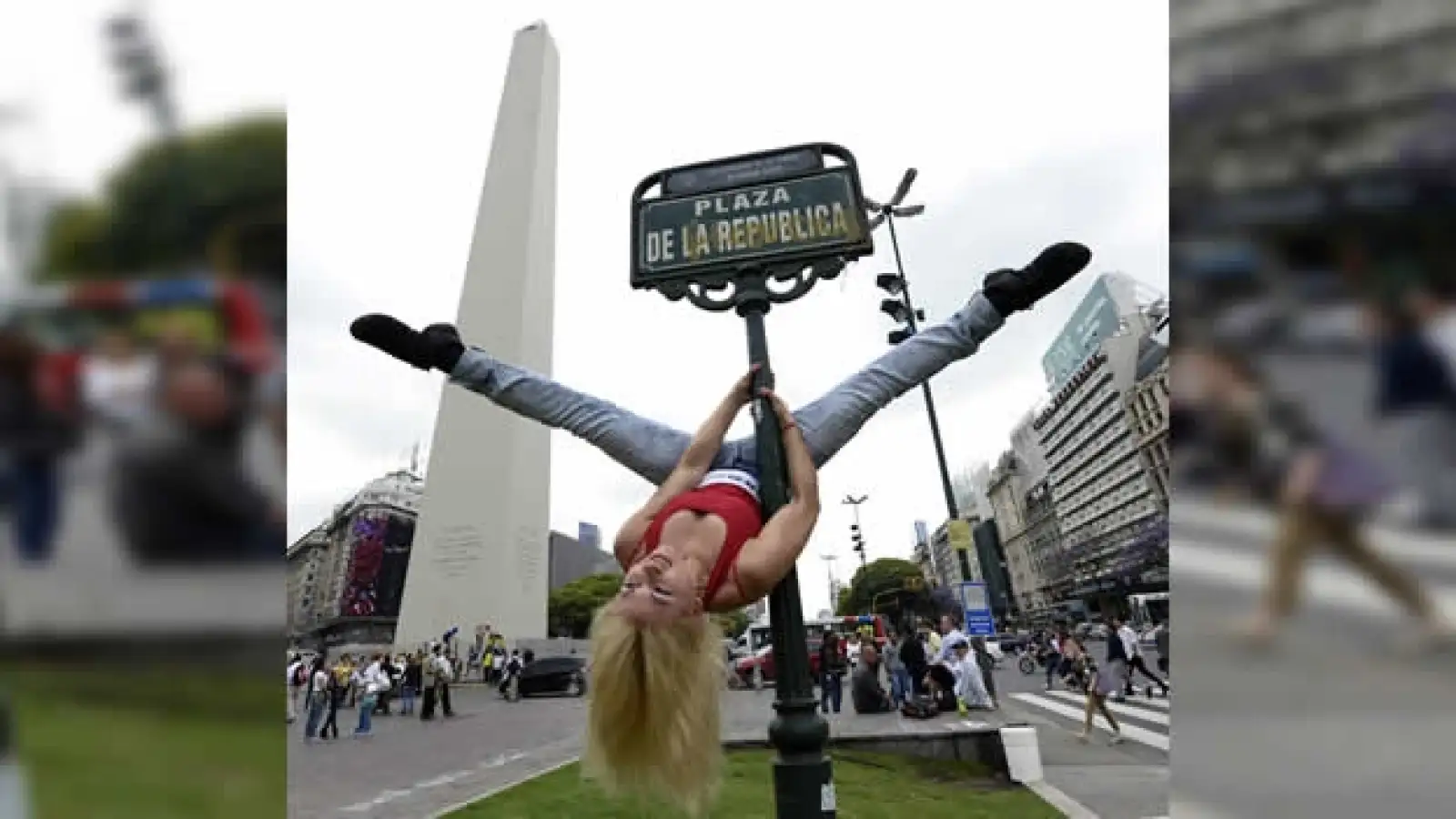 una chica baila pole dance