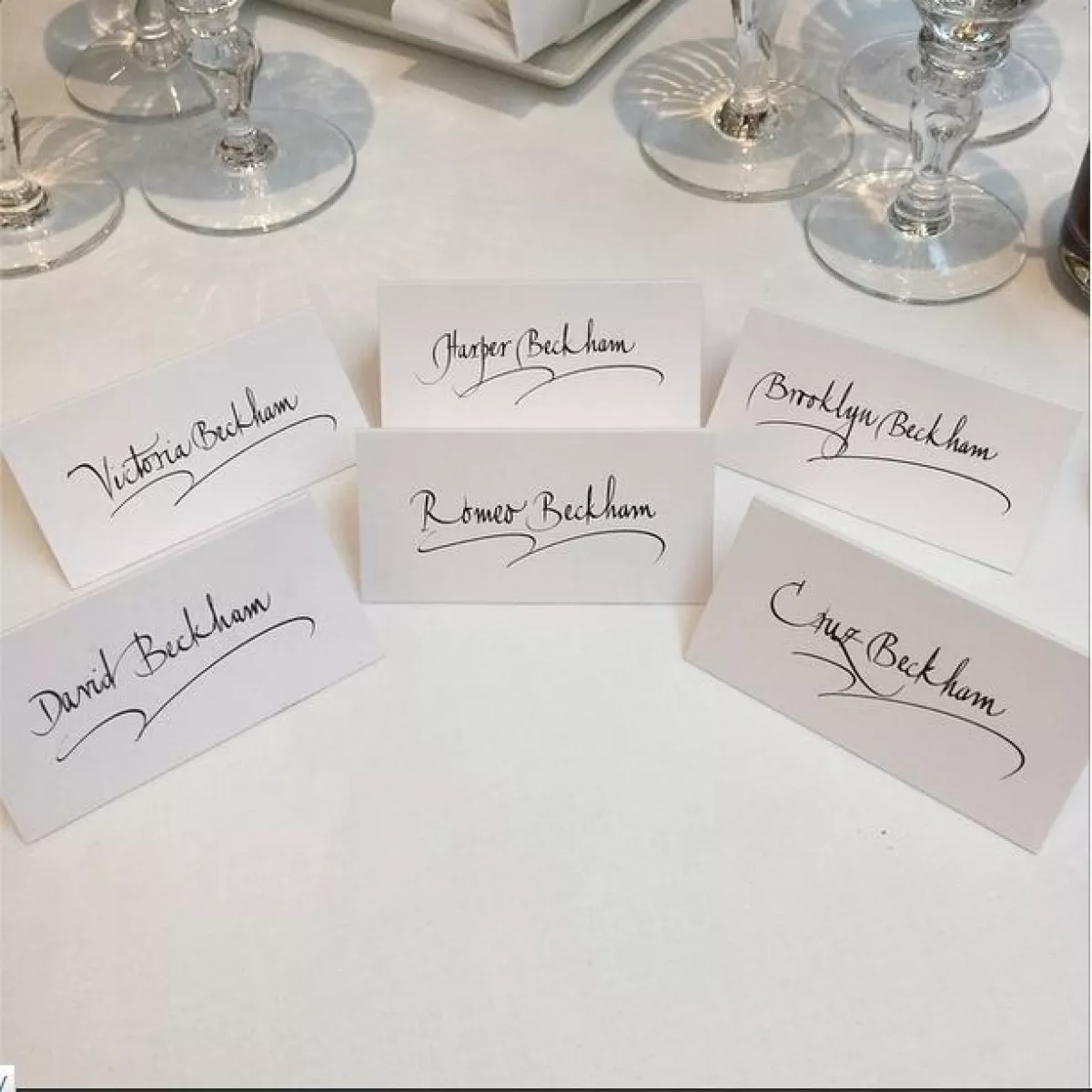 Orgulloso de su familia, Brooklyn presumió las tarjetas con los nombres de todos los miembros de su familia.