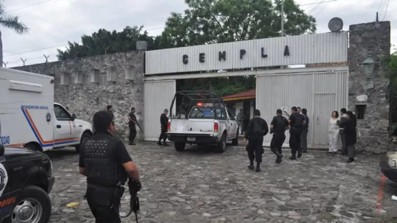 Autoridades custodian el juicio del menor acusado