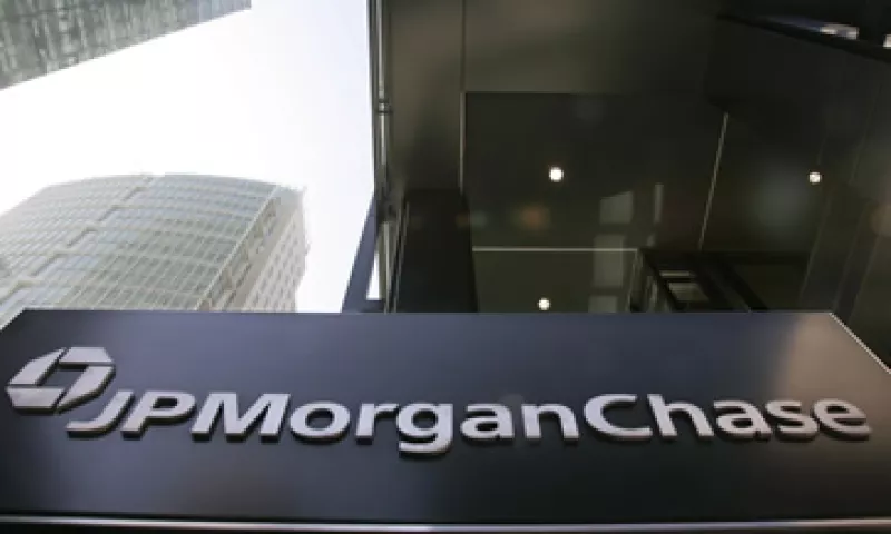 Expertos de Wall Street dicen que al parecer docenas de fondos hedge se han sumado a la operación anti-JPMorgan. (Foto: AP)