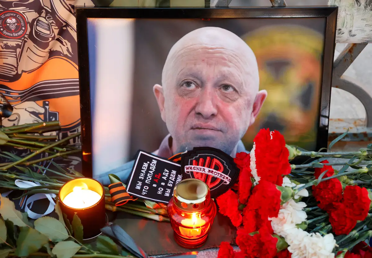 Una vista muestra un retrato del jefe mercenario de Wagner Yevgeny Prigozhin en un monumento improvisado en Moscú, Rusia, el 24 de agosto de 2023.