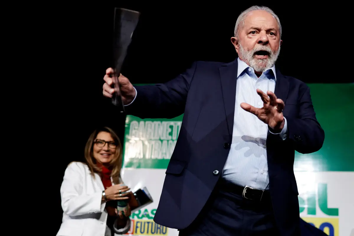 El presidente electo de Brasil, Luiz Inacio Lula da Silva, gesticula durante una presentación al final del anuncio de su gabinete. 