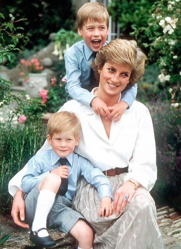 Por romper los esquemas del protocolo real para buscar que William y Harry llevarán una infancia normal. Lady Diana sigue siendo una de las madres más inolvidables del mundo.