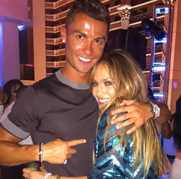 Cristiano Ronaldo se unió al festejó del cumple de J.Lo en Las Vegas y compartió esta foto junto a la que escribió: `Happy birthday J!&#128079;&#127874;&#128536;´.