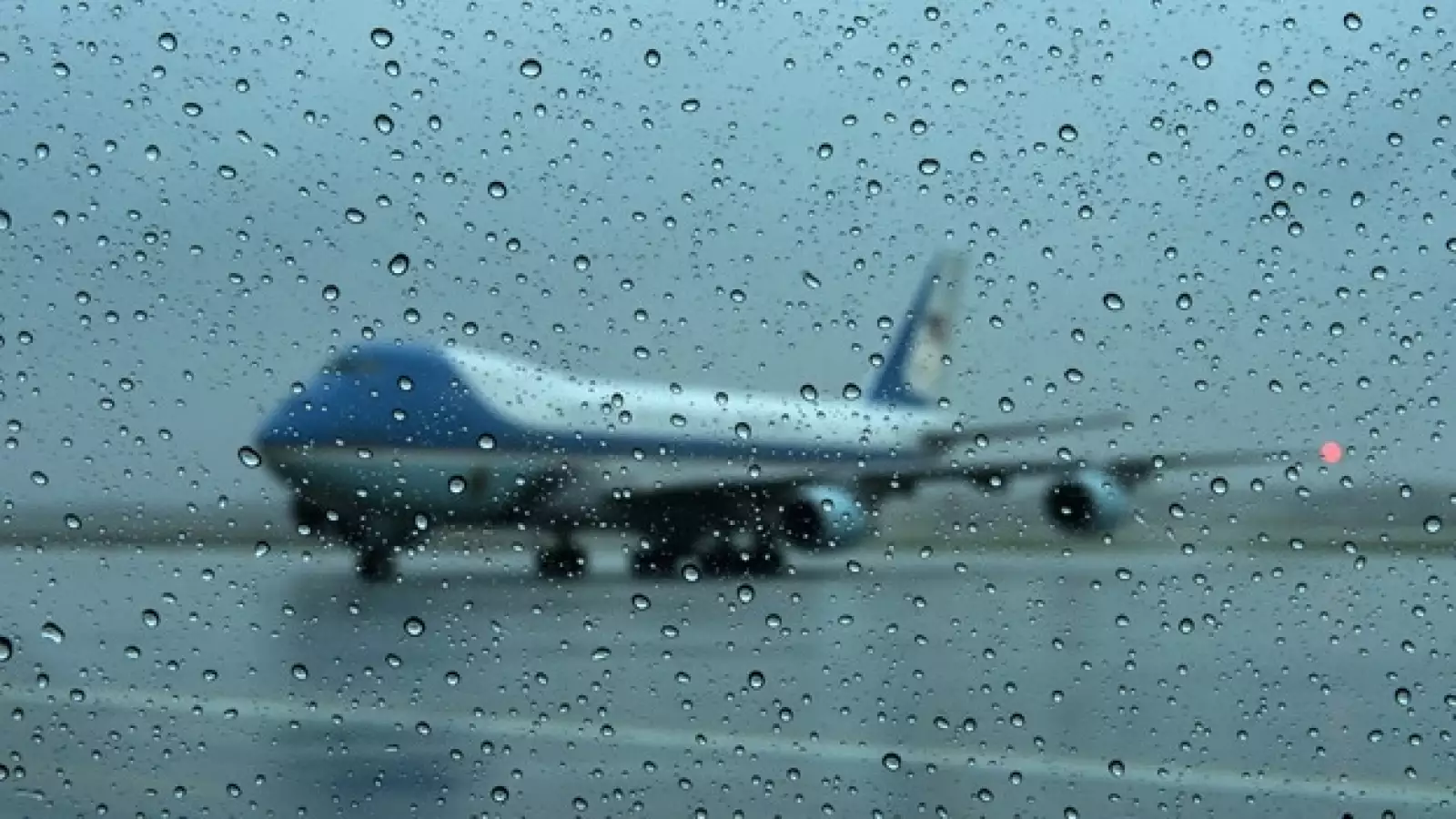 el air force one llega a la base de andrew air force