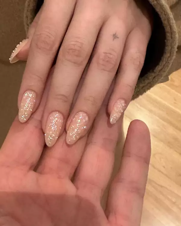 selena-uñas-swarovski.jpg