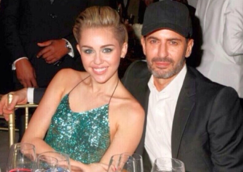 Miley Cyrus fue invitada por la firma del diseñador para presentar y entregar un premio.