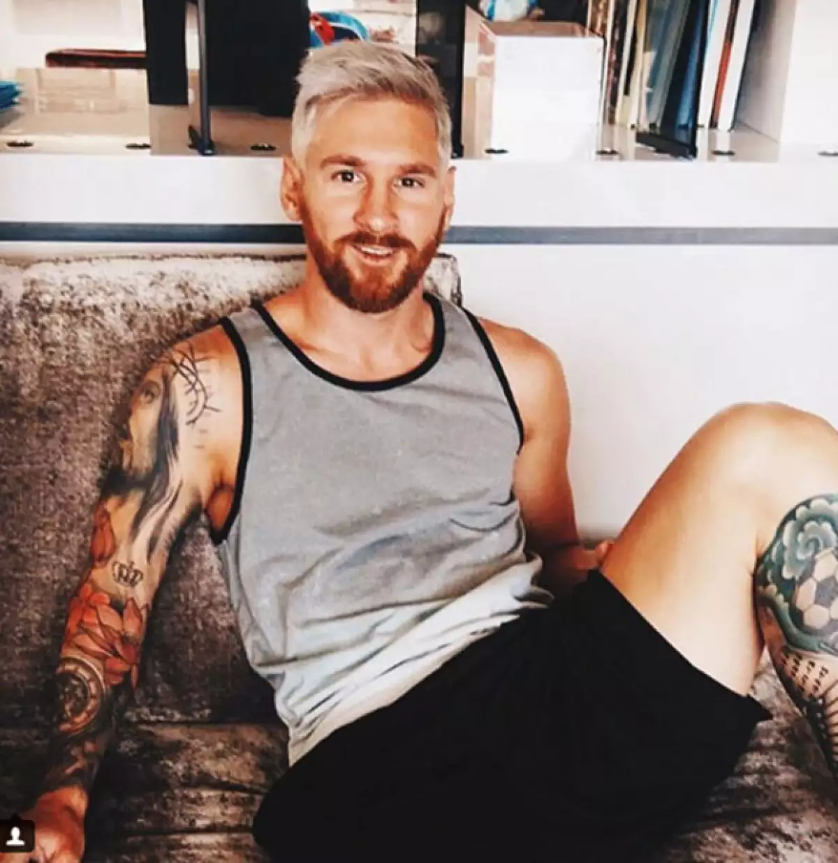 La primera en presumir el nuevo look del jugador, fue su novia Antonella.