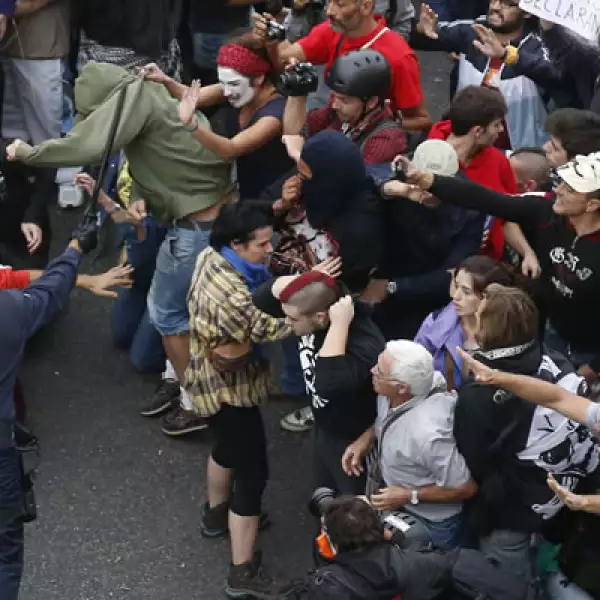 Los manifestantes dijeron que estaban hartos de los recortes de salarios y en salud y educación.