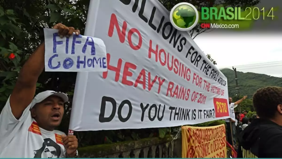 Un grupo de manifestantes que protestó contra los costos del Mundial de Brasil 2014 este lunes en Río de Janeiro