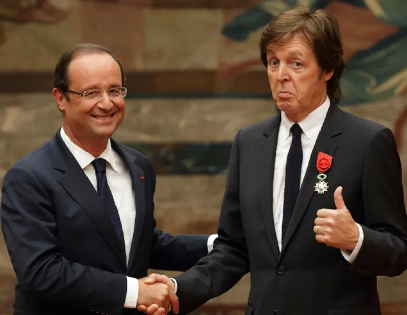 La cantante estadounidense Barbra Streisand y la actriz Liza Minnelli también recibieron la orden del entonces presidente Nicolas Sarkozy.