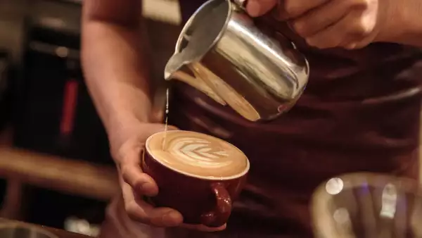 (Barista preparando café)