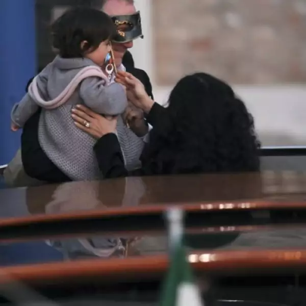 Este viernes se organizó un coctel previo a la boda, en el que para despistar a la prensa, tanto Salma, François-Henri y los invitados lucieron antifaces. Acá los esposos saliendo con su pequeña hija, Valentina Paloma.