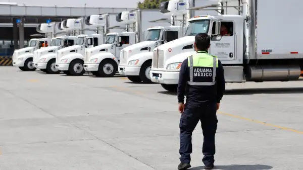 Personal de la Agencia Nacional de Aduanas de México (ANAM) realiza revisiones. Foto: Aduanas México/Facebook. 