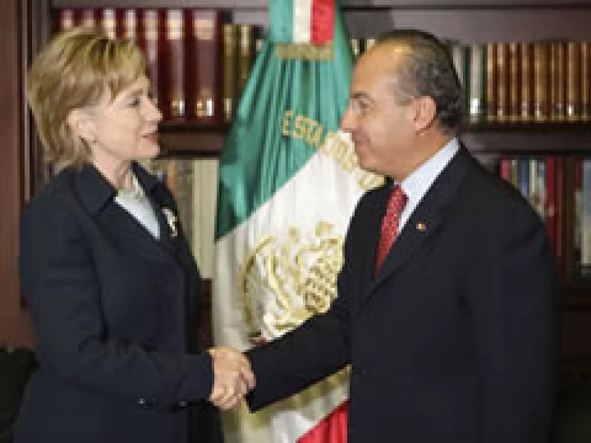 Clinton se reunió con Calderón en su primer día de visita a México. (Foto: Reuters)
