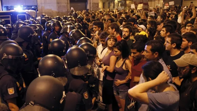 Indignados se enfrentan a policías