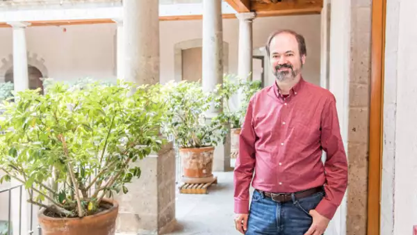 El famoso escritor reflexiona sobre el amor en las redes sociales… y en su persona, también se pregunta si realmente queremos tener un millón de amigos en Facebook.