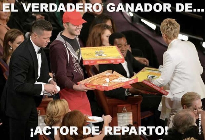 Brad Pitt ayudó a Ellen a repartir los platos desechables para la pizza.
