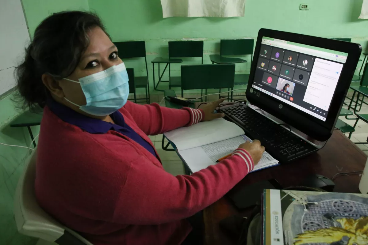 Maestra en aula de clases