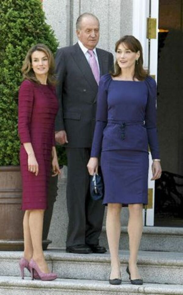 Letizia vistió un traje color grosella del diseñador Felipe Varela, mientras que Bruni, un vestido azul noche de talle alto y zapatos de Loboutin.