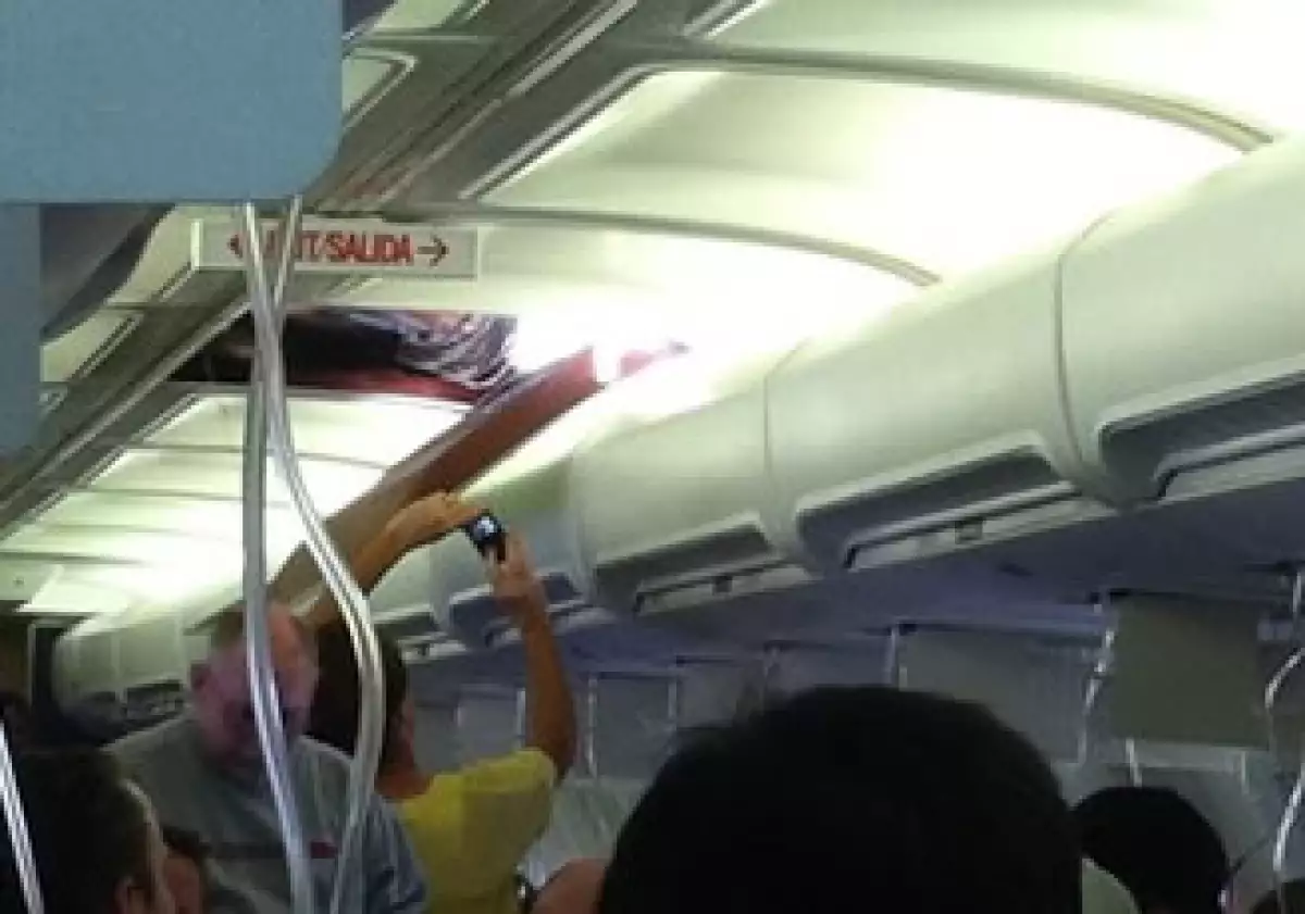Algunos pasajeros lograron captar imágenes desde el interior del avión y el supuesto agujero. (Foto: AP)