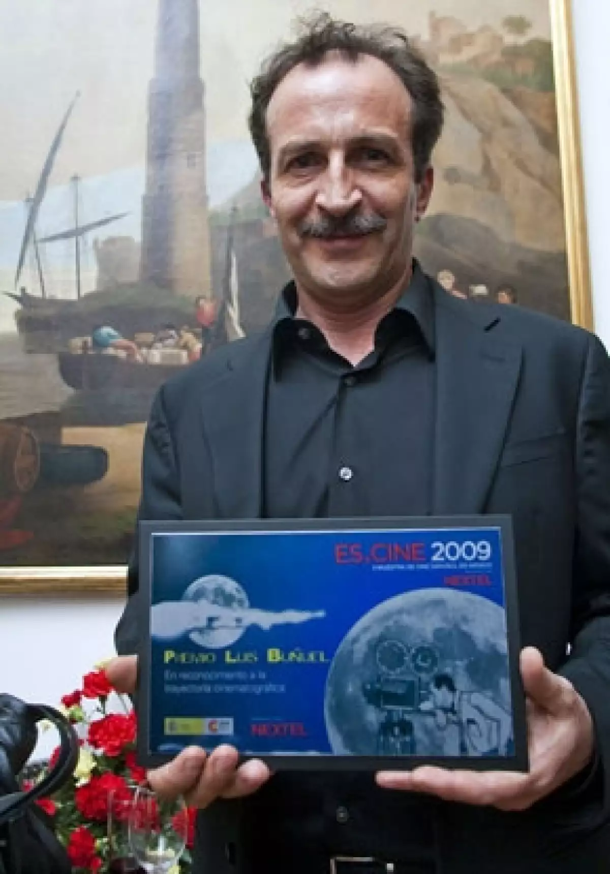 'Hoy, genera más perspectivas de desarrollo humano el crimen organizado que una carrera universitaria o artística.', dijo el actor en un discurso luego de entregarle el premio Luis Buñuel.