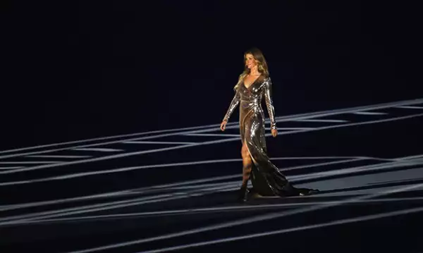 Gisele desfiló por el Estadio Maracaná con la canción The Girl from Ipanema.
