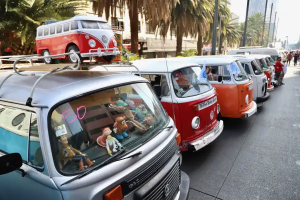 Combis de diferentes colores y años estacionadas.