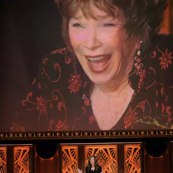 Julia Roberts en el momento que subió a hablar de la homenajeada, quien en la pantalla luce bastante feliz.